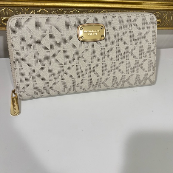 (2 ITEMS) Michael Kors Monogram Tote and Wallet - Picture 5 of 8